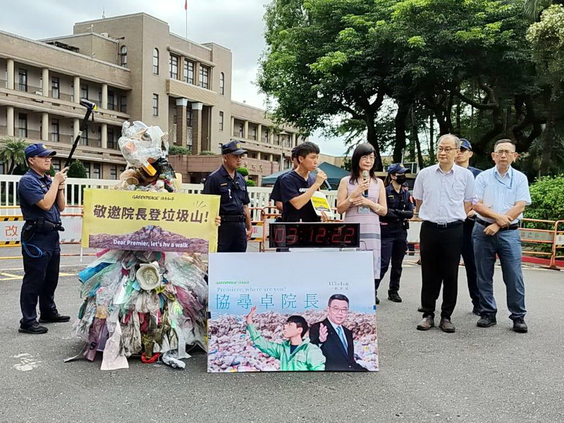 綠色和平15日在行政院前舉行「協尋卓院長」記者會，行政院也派出官員溝通對話 (央廣記者王照坤 攝)