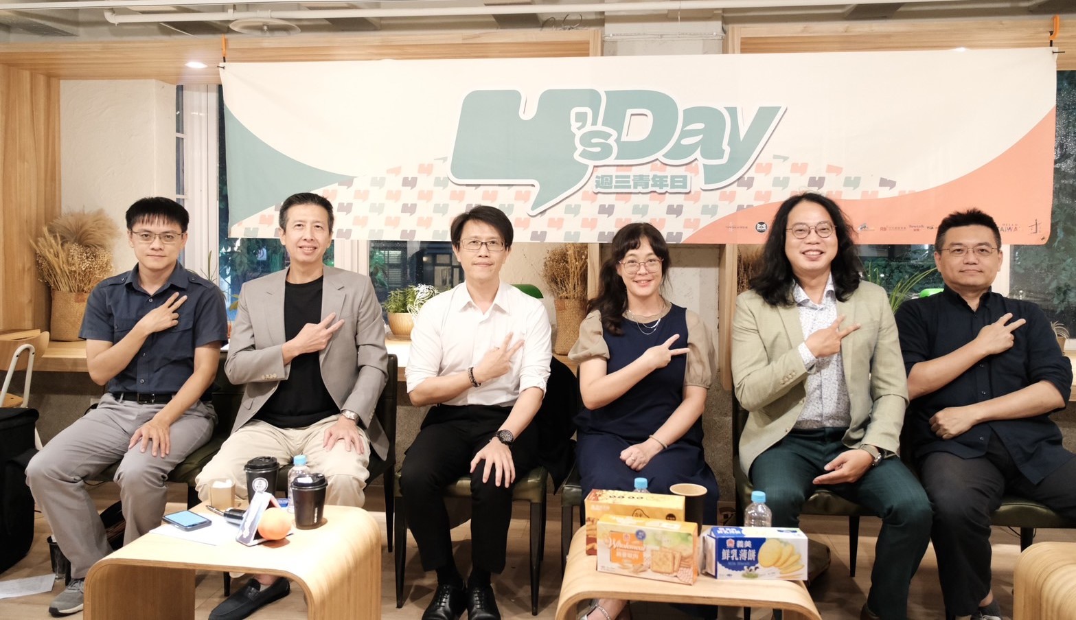 Y’s Day「週三青年日」14日以「全體向右轉？極右派興起與世界政治」為題，探討世界政治局勢的變化。圖左起：陳方隅 林子立 董思齊 劉玉皙 蕭育和 周德望。(台灣智庫提供)