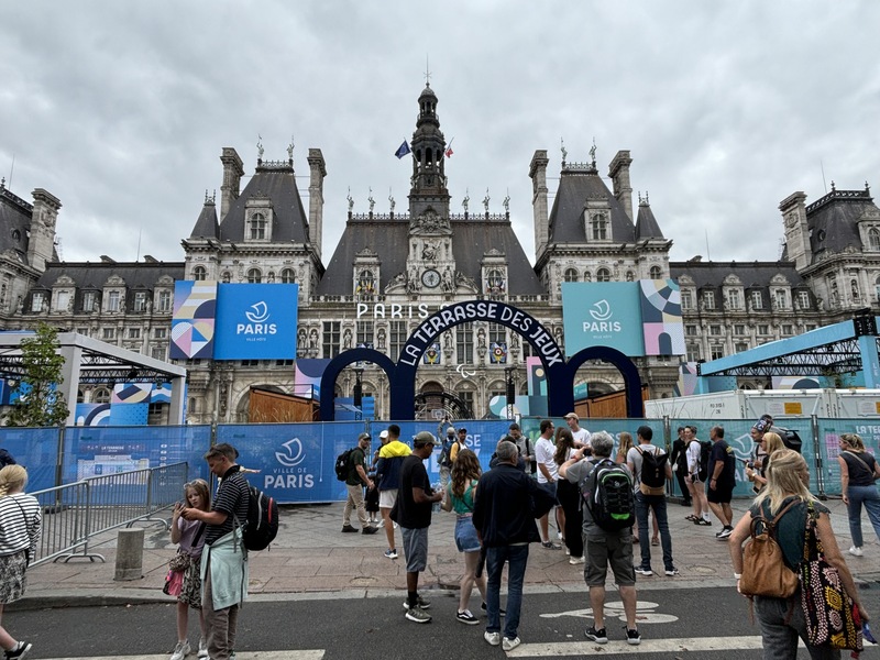 巴黎奧運大獲成功，被外媒盛讚「得金牌」。瘋奧運的不只遊客，奧運開幕式在法國的收視率也打破歷史紀錄，各區政府設立的球迷區與運動館都迎來大量本地與外國遊客。圖為巴黎市政府前的奧運體驗區。 (圖：中央社)