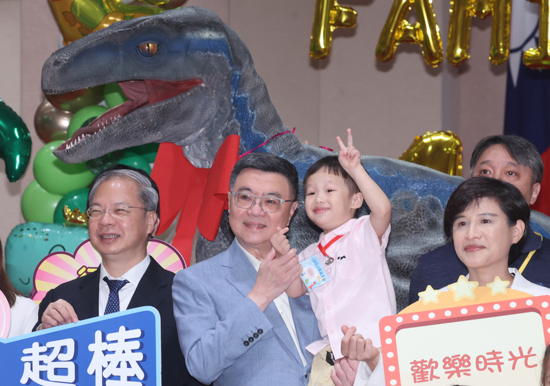 行政院長卓榮泰（左2）16日參加行政院親子日活動，抱起小朋友互動，並和行政院副院長鄭麗君（前右）、祕書長龔明鑫（左）等人合影留念。 (圖：中央社)