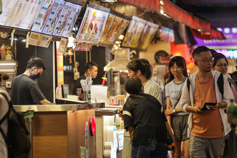 中央研究院23日公布今年經濟成長率預測上修為4.23%，明年為3.10%，經濟將穩勢前進。圖為台北西門町商圈攤商營業情形。(圖：中央社)