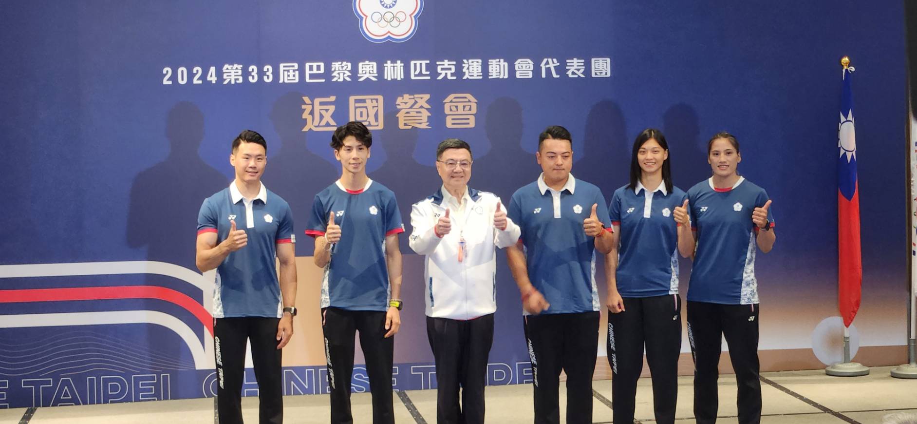 行政院長卓榮泰(左三)16日設宴歡迎本屆巴黎奧運台灣英雄歸國。(左起體操銅牌唐嘉鴻、拳擊金牌林郁婷；右起拳擊銅牌陳念琴、吳詩儀、射擊銅牌李孟遠)(江昭倫 攝)