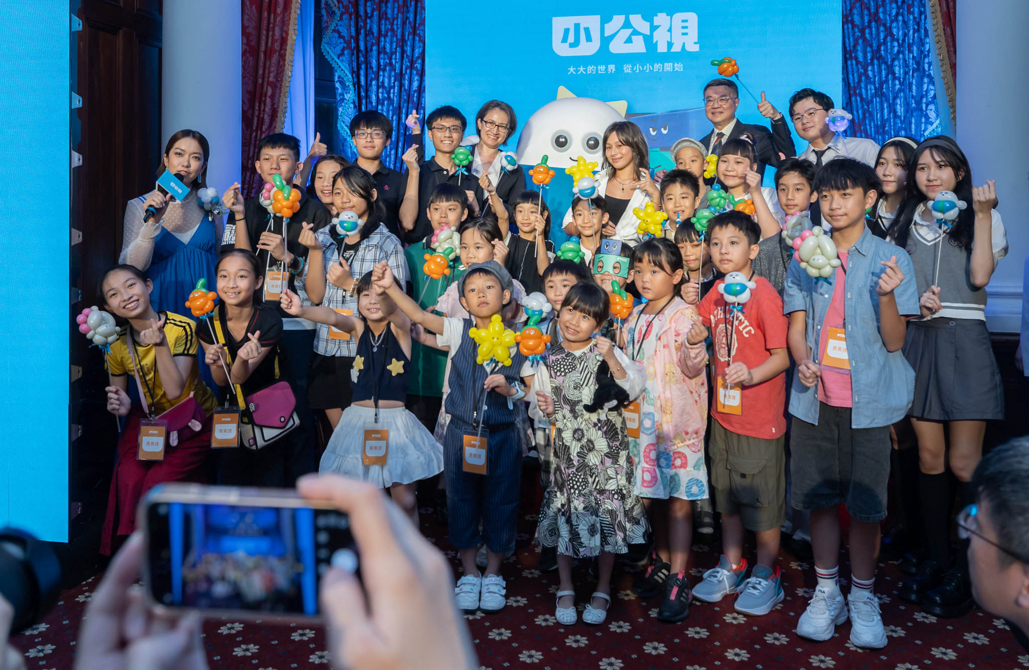 副總統蕭美琴、行政院長卓榮泰、文化部長李遠與教育部長鄭英耀16日出席「小公視 PTS XS」開台記者會，與小朋友同樂，一同宣告並迎接「小公視」來臨。(圖：總統府flickr)
