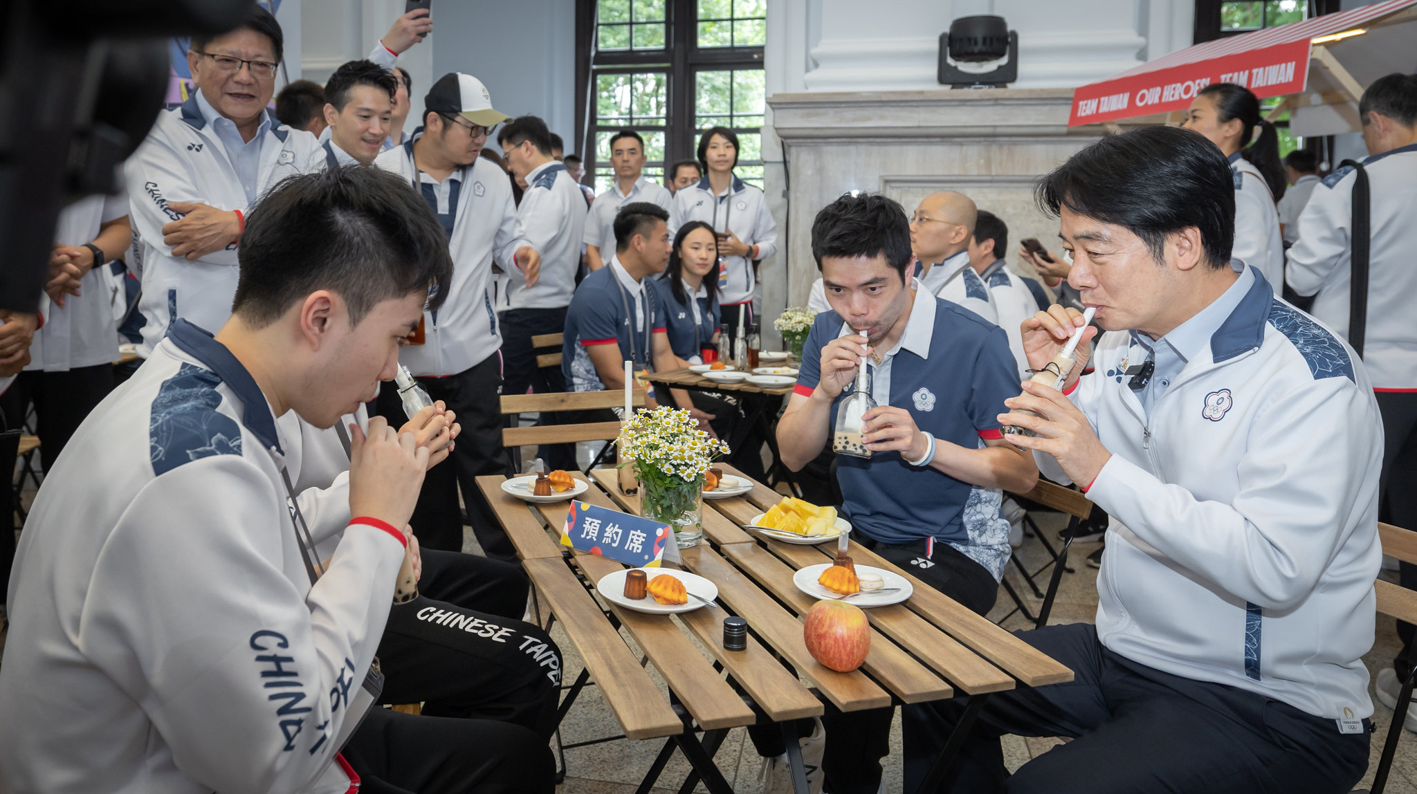 總統府16日舉辦的「台灣英雄 榮耀同行」活動。圖為賴清德總統與桌球教父莊智淵、「柚子」高承睿、林昀儒坐下來一同暢飲珍珠奶茶。(圖：總統府flickr)