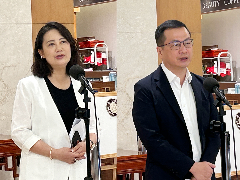 民進黨團幹事長吳思瑤(左)、國民黨團副書記長羅智強(右)今天(16日)在立法院中興一樓接受媒體採訪。(趙婉淳 攝)