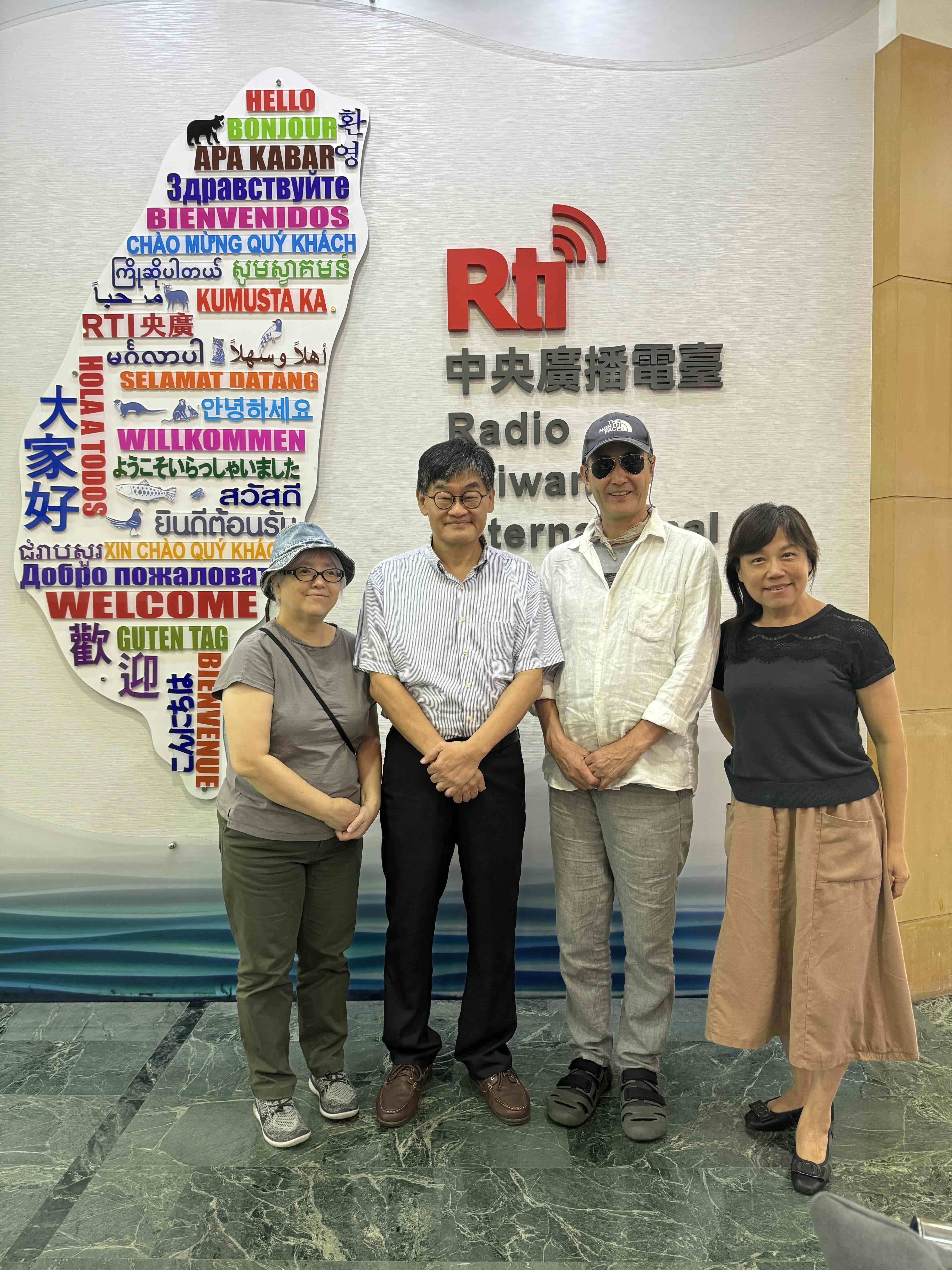 出版社總編輯黃秀如、主持人莊豐嘉、阿羅漢、總策劃洪雅雯