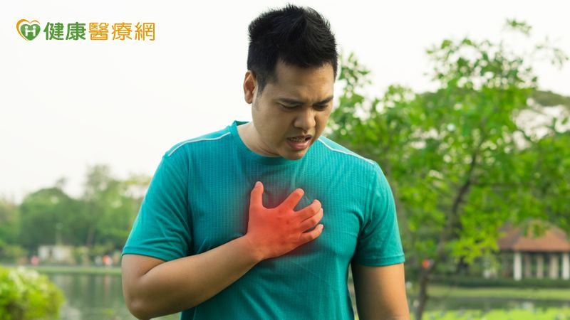 氣喘是一種常見的慢性呼吸道疾病，因呼吸道長期發炎而導致反覆出現氣道阻塞，造成呼吸困難、胸悶、喘鳴聲、夜間咳嗽加劇等症狀。(圖：健康醫療網 提供)