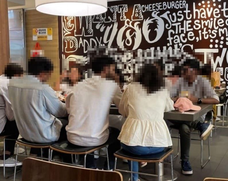 陽明交通大學有學生在IG限時動態張貼照片，畫面是多名外籍生同桌聚餐，但以「第三世界」稱呼惹議。(圖:IG)