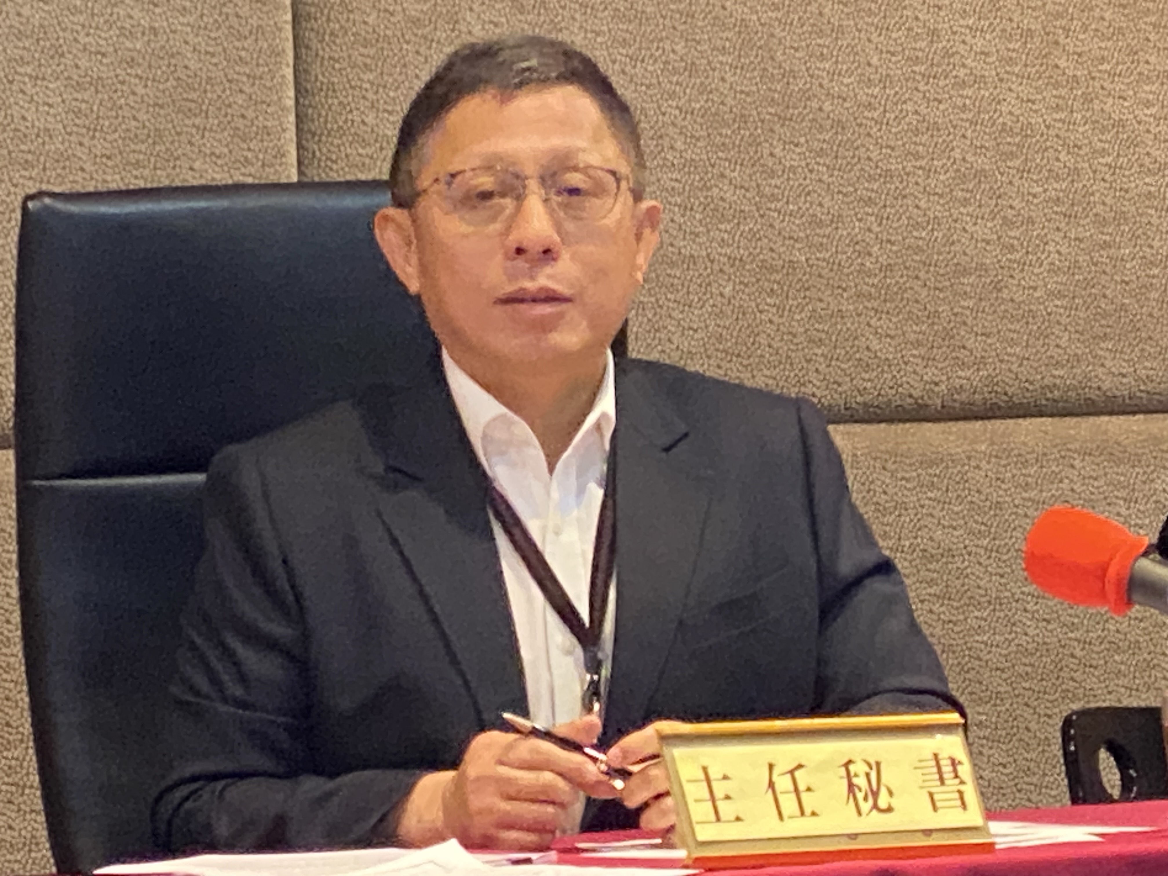 NCC代理發言人黃文哲主秘21日說明三立集團違法入股中嘉案，NCC已有條件同意中嘉所提的買家名單。(吳琍君攝)