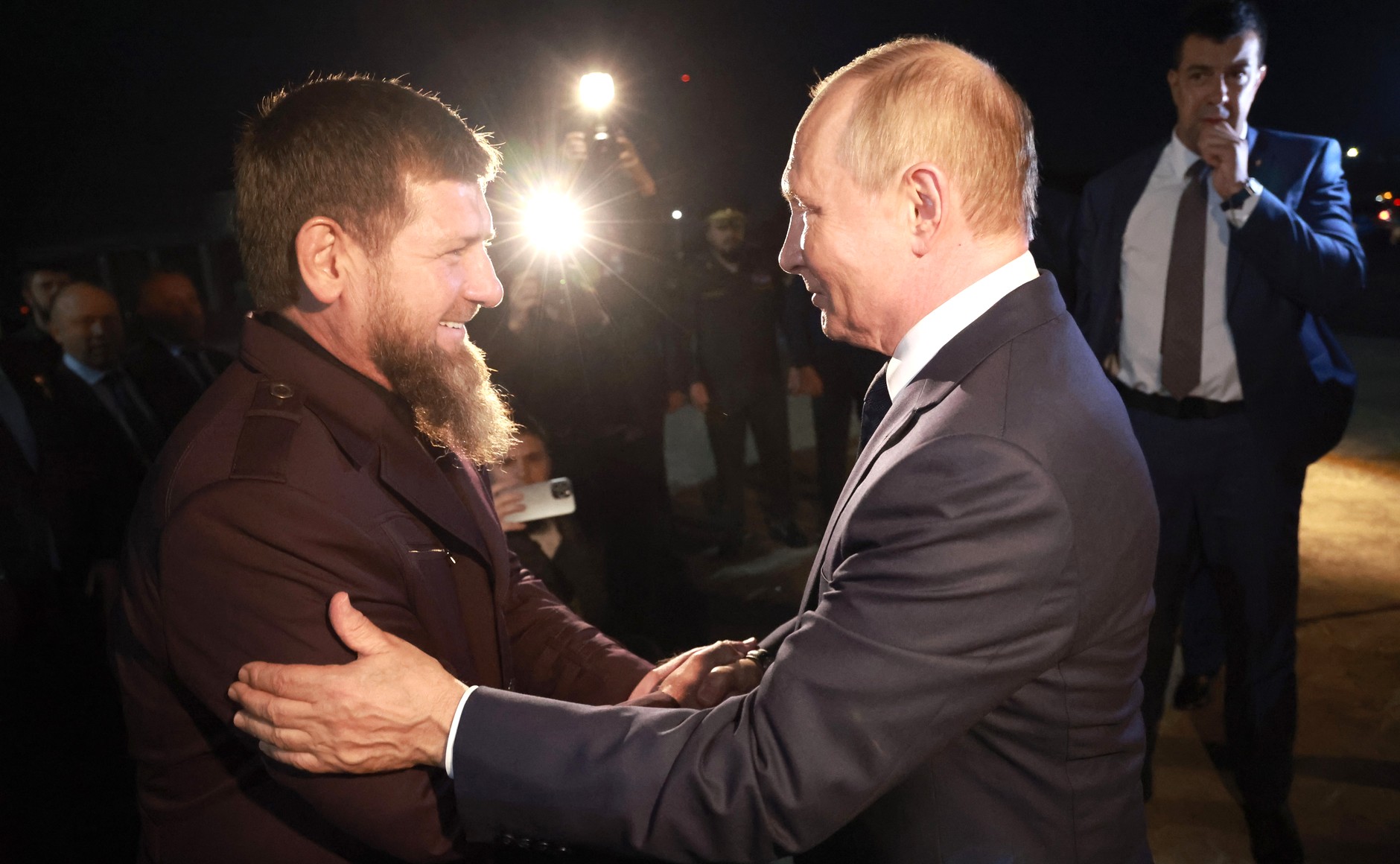 俄羅斯總統蒲亭(Vladimir Putin)20日抵達車臣訪問，由車臣領導人卡狄羅夫(Ramzan Kadyrov) 接機。 (圖:克宮)