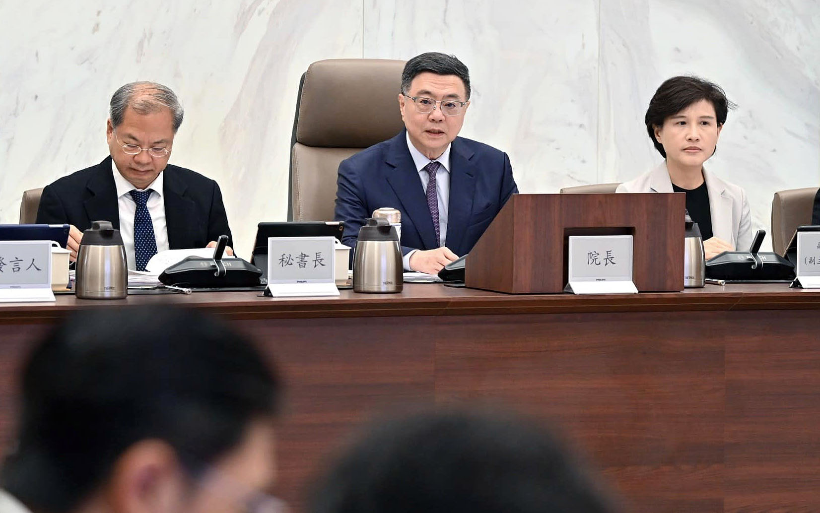 行政院長卓榮泰(中)22日在院會裁示，台灣經濟穩健成長，明年度總預算納入多項施政重點，具有宏觀及可執行性。資料照。(翻攝自卓榮泰臉書)