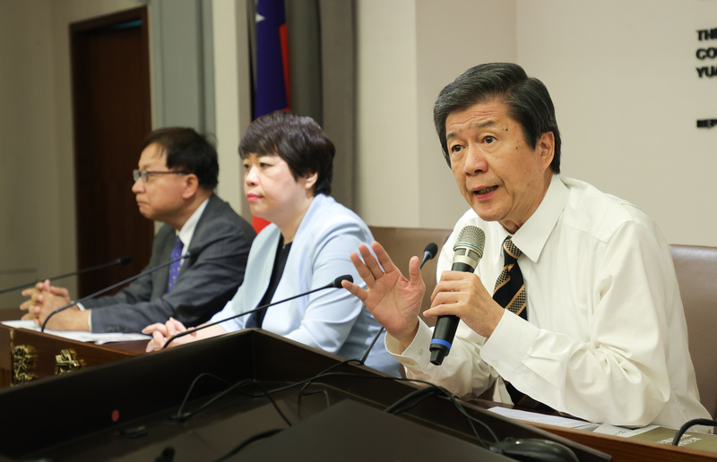 新北市板橋某幼兒園2023年間發生孩子疑遭餵藥案，監察委員調查後提出報告通過糾正，22日下午由監委蔡崇義(右起)、葉大華、林郁容出面詳細說明。(圖：中央社)