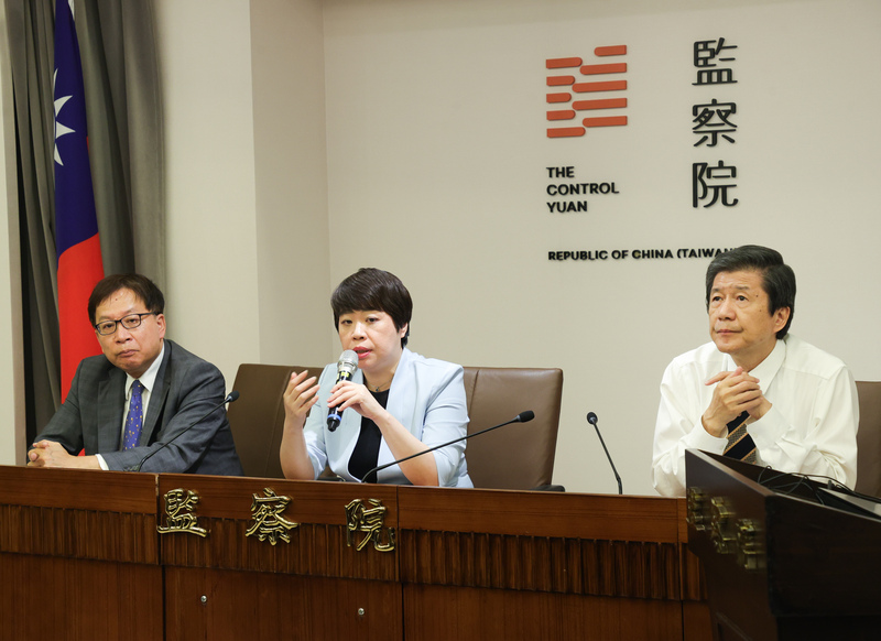 新北市板橋2023年發生幼兒園家長質疑孩子遭餵藥案，監察院通過糾正，22日下午由監委蔡崇義(右起)、葉大華、林郁容召開記者會說明調查報告內容。(圖：中央社)