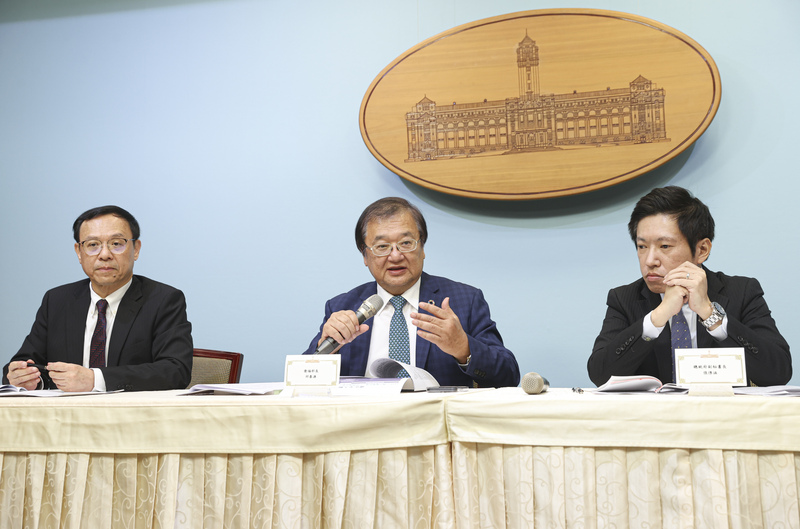 健康台灣推動委員會首次委員會議22日下午在總統府舉行，晚間則由健保署長石崇良（左起）、衛福部長邱泰源、總統府副秘書長張惇涵等人共同主持會後記者會，說明會議重點。(圖：中央社)