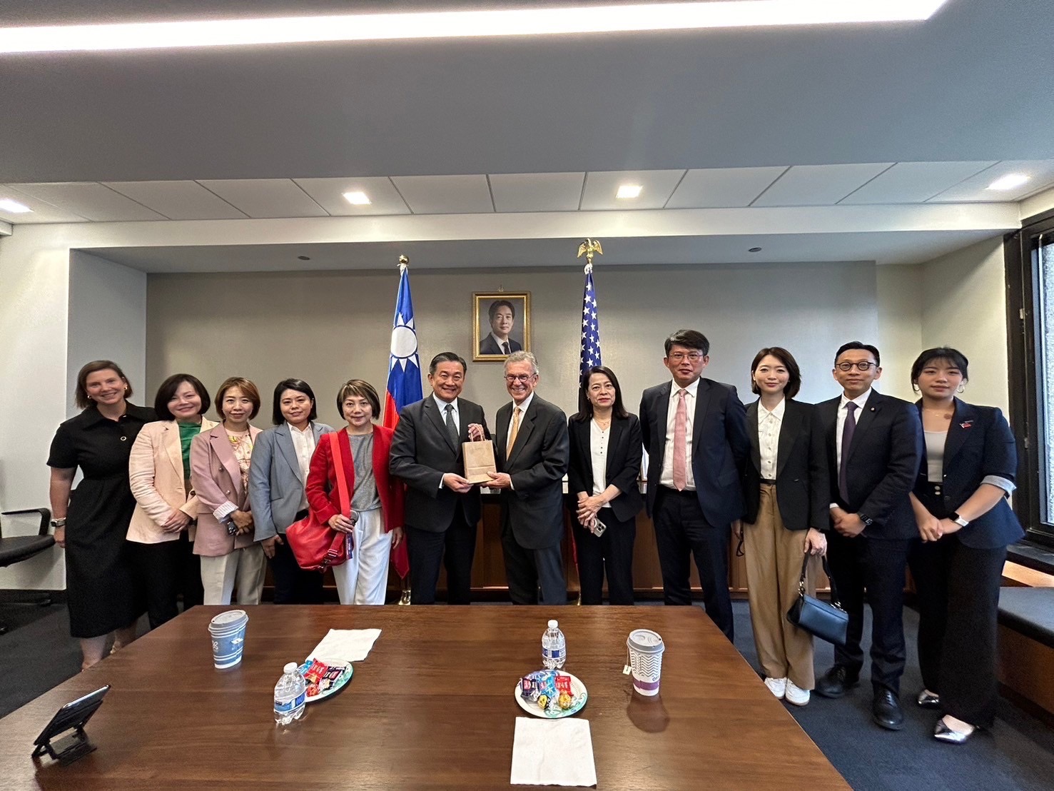 台灣DNC觀選團與前聯邦參議院民主黨領袖Tom Daschle會面，針對台、美如何促進民主、應對錯假訊息及青年參政等議題進行交流。(民進黨提供)