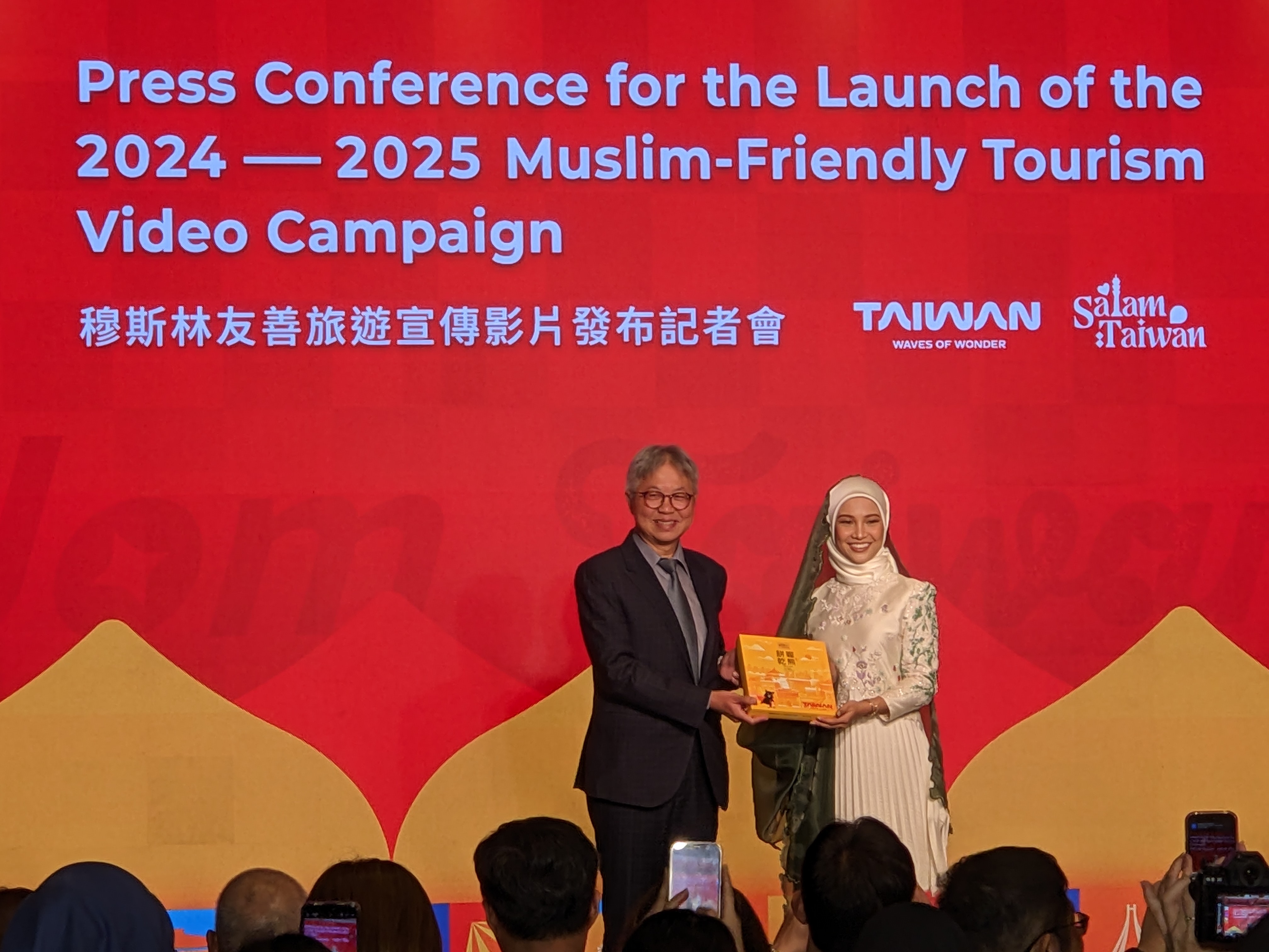 交通部觀光署副署長周廷彰22日出席「2024-2025穆斯林友善旅遊宣傳影片發布記者會」，與台灣穆斯林旅遊宣傳代言人、馬來西亞明星Nabila Razali合影留念。(陳念宜 攝)