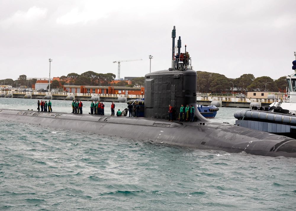 美國海軍維吉尼亞級核子動力潛艦夏威夷號(USS Hawaii, SSN 776)22日駛進澳洲斯特林海軍基地。 (圖:美國海軍)