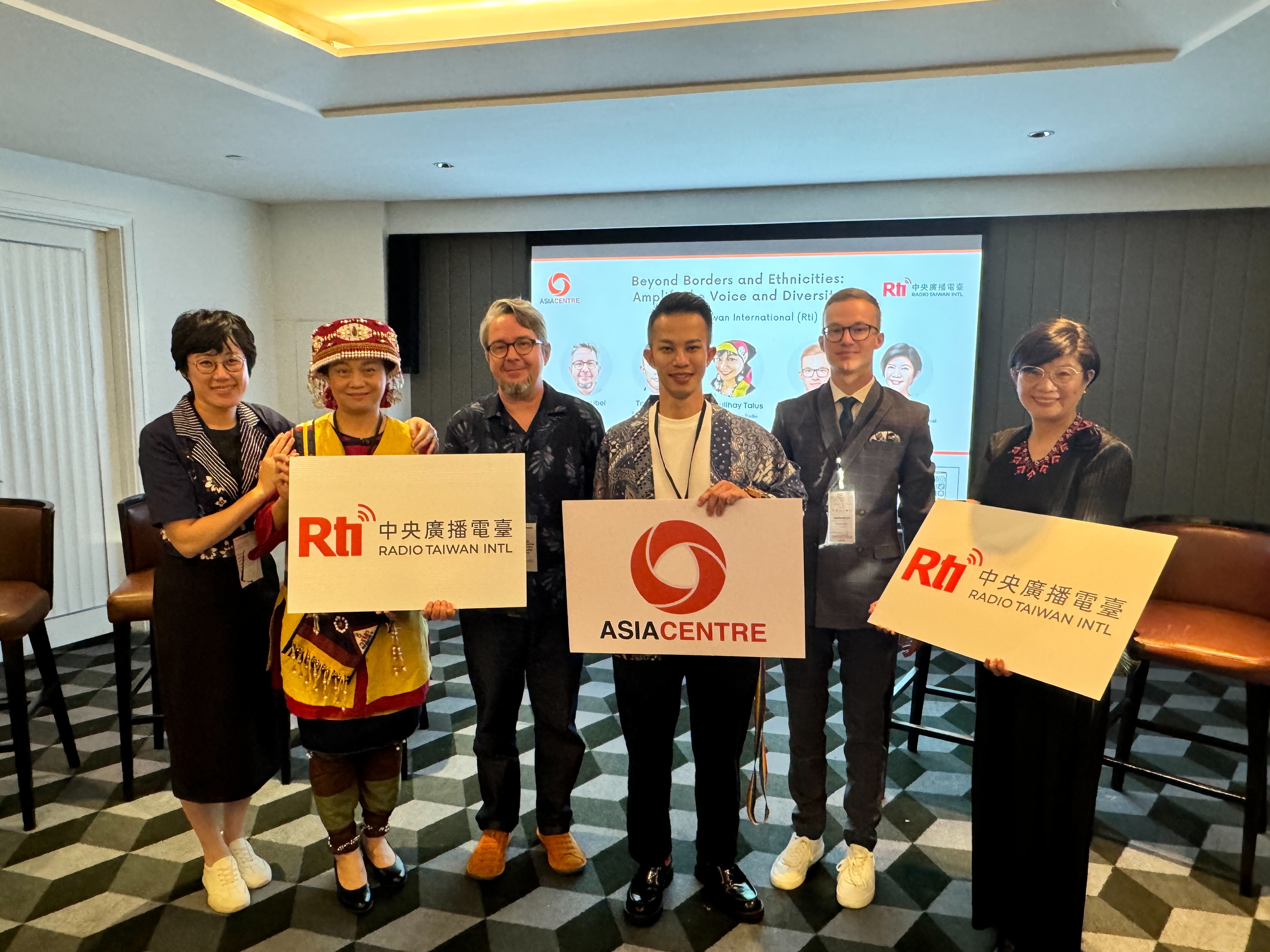 中央廣播電臺受邀參加由泰國曼谷亞洲中心（Asia Centre）主辦的第九屆《限縮的亞洲民主空間：抵抗與回擊》，董事長賴秀如(右一)22日下午主持「跨越疆界與族群：擴大多元與聲音」（Beyond Borders and Ethnicities: Amplifying the Voice and Diversity）論壇。