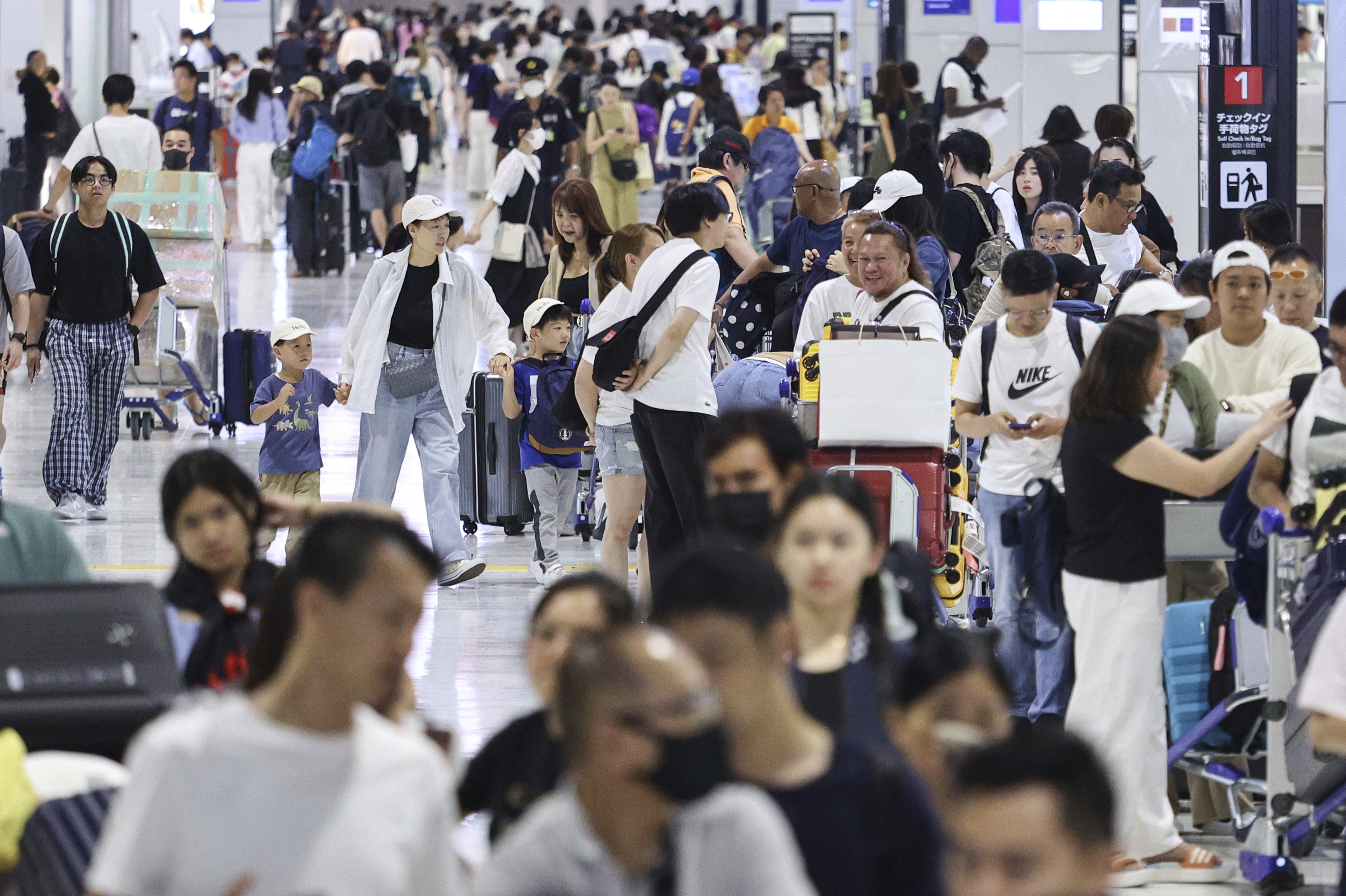 中國政府宣布11月30日起重新開放日人赴中旅遊短期免簽證措施，但如何提高日本觀光客對中國的安全印象仍是重要課題。圖為日本成田機場。(資料照：美聯社/達志影像)