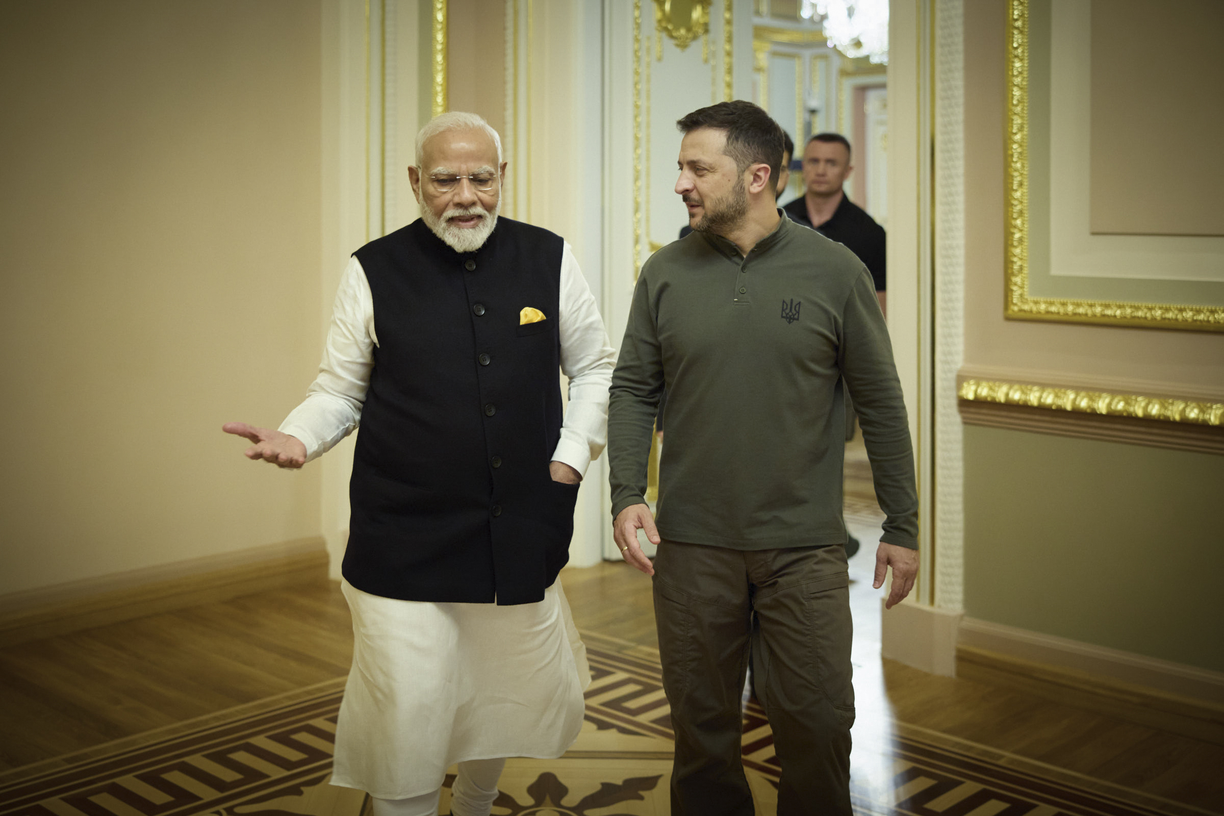 印度總理莫迪(Narendra Modi，左)23日訪問烏克蘭，與總統澤倫斯基(Volodymyr Zelenskyy，右)會談。(美聯社/達志影像)