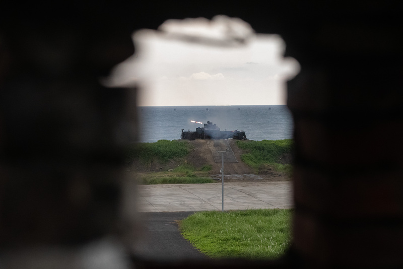 面對川普重返白宮，兩岸局勢可能的變局，彭博專欄作家認為，台灣在整體備戰能力仍不足，而可以增添武器的國防預算也面臨被國會擱置的風險，整體因應川普2.0的準備不夠。圖為國軍在屏東枋山地區實施天馬操演。 (圖：中央社)