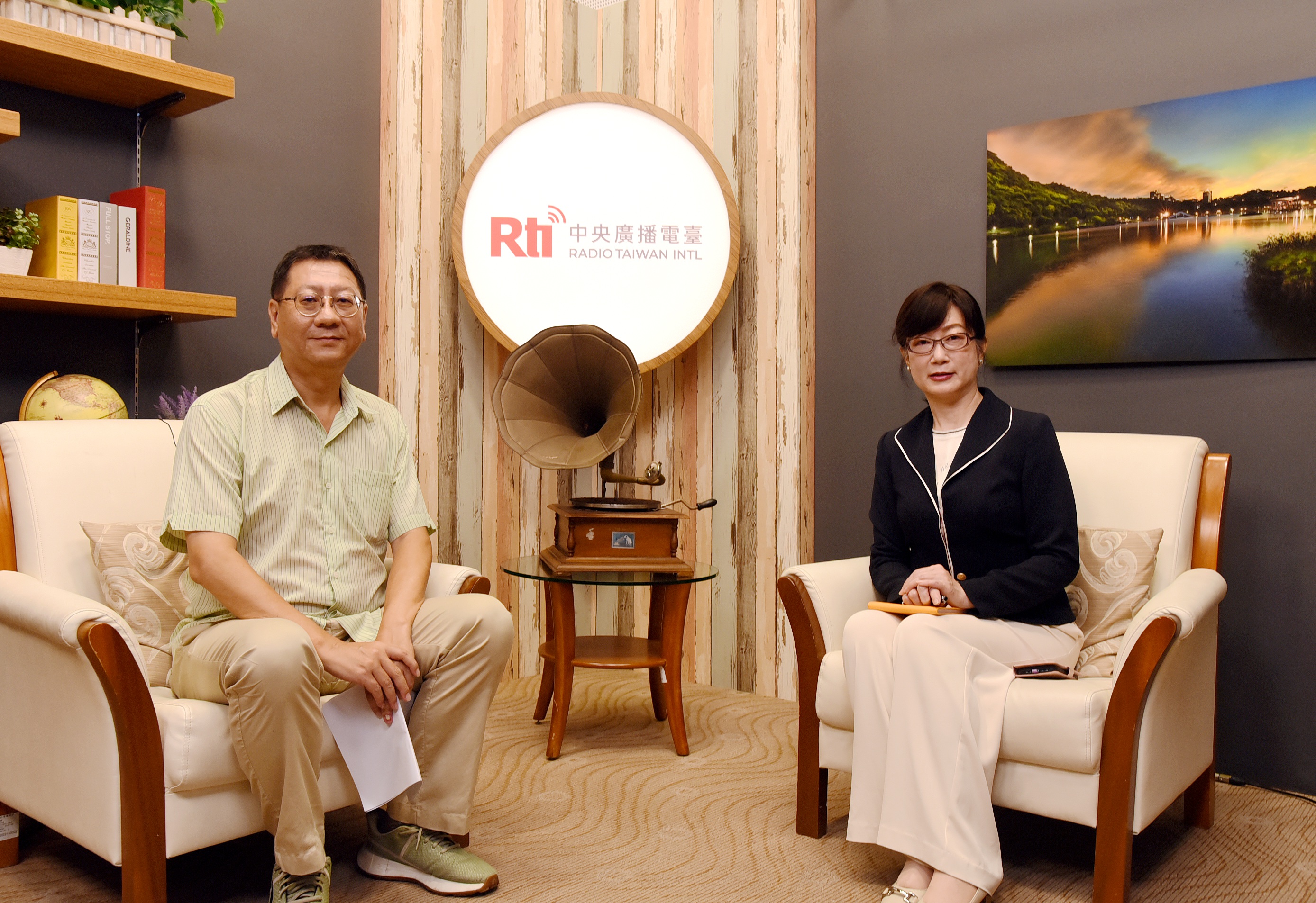 新任駐法代表郝培芝(右)接受中央廣播電臺「這樣看中國」節目專訪，暢談台法關係內涵、如何因應中國新外交模式，以及台法文化交流。(江麗華 攝)