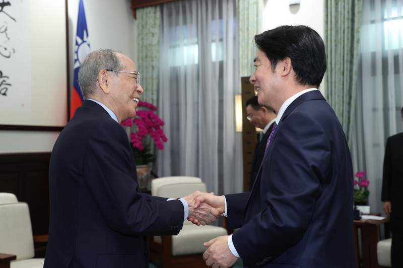總統賴清德（右）27日在總統府接見日本台灣交流協會會長大橋光夫（左），兩人握手致意。 (圖：中央社)