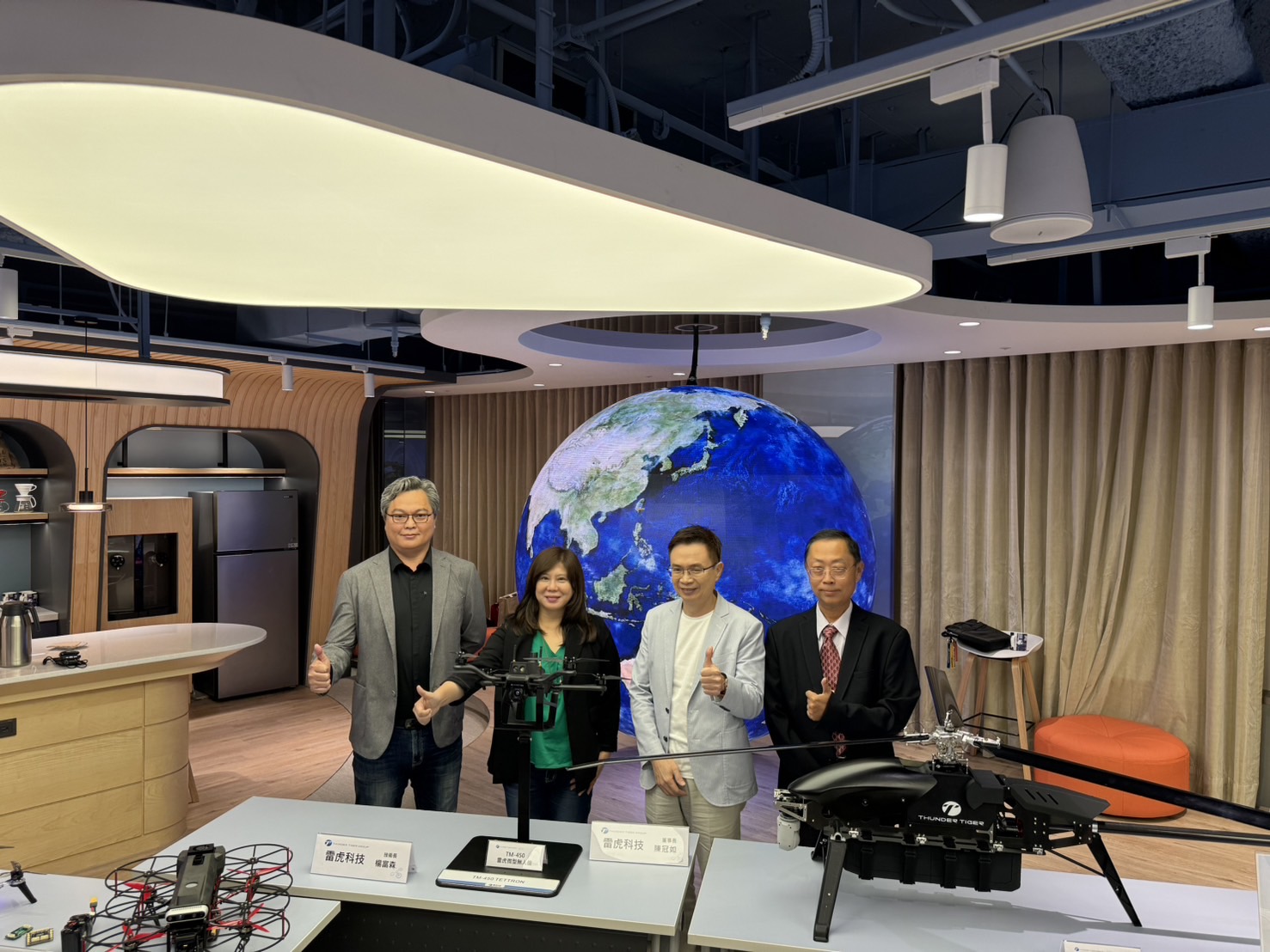 外貿協會董事長黃志芳(右二)舉行媒體見面會，邀台灣無人機業者包括雷虎科技技術長楊富森(右一)、台灣希望創新董事長黃麗如(左二)及台灣希望創新執行長李志清(左一)，暢談台灣無人機產業發展現況。(謝佳興 攝)