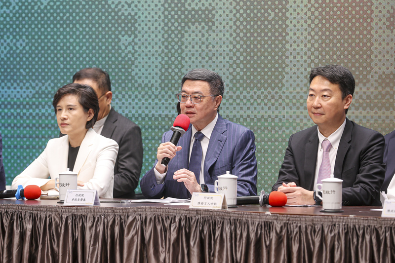 新政府上任第101天，行政院長卓榮泰（中）、副院長鄭麗君（左）、發言人陳世凱（右）等人28日在行政院出席行動創新AI內閣執政101記者會，卓榮泰感謝大家過去100天互相包容成長，也希望行政、立法兩院有全新的關係，平穩攜手合作，通過重要法案與總預算。 (圖：中央社)