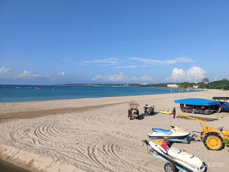 墾丁沙灘被業者插滿陽傘占用惹議，墾丁國家公園管理處27日到沙灘稽查，強力拆除共180頂陽傘，並開出3張罰單。（墾管處提供） (圖：中央社)