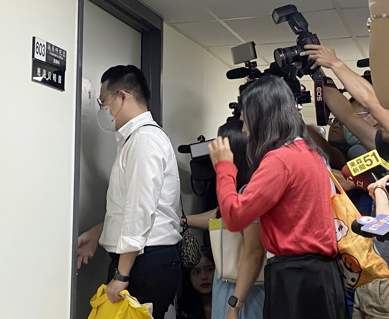 京華城容積案，檢廉28日約談威京集團主席沈慶京、國民黨台北市議員應曉薇等人，上午也前往應曉薇的議會辦公室執行搜索。(圖：中央社)