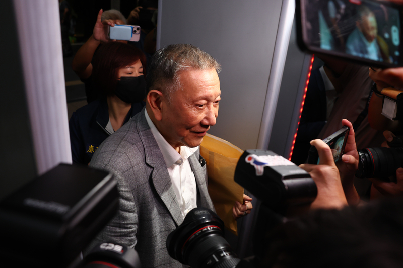 檢廉持續偵辦京華城容積案，查出陳情過程疑涉賄賂，28日以被告身分約談威京集團主席沈慶京（中），晚間並移送北檢複訊，現場聚集大批媒體關注搶拍。 (圖：中央社)