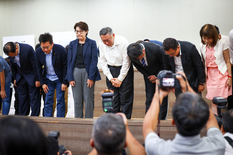 時任柯文哲競選總幹事黃珊珊（左三）表示，監察院系統上漏報、短報共340筆帳目，申報錯誤金額新台幣1900多萬元。圖為民眾黨29日下午舉行記者會後率黨公職人員鞠躬致歉。 (圖：中央社)