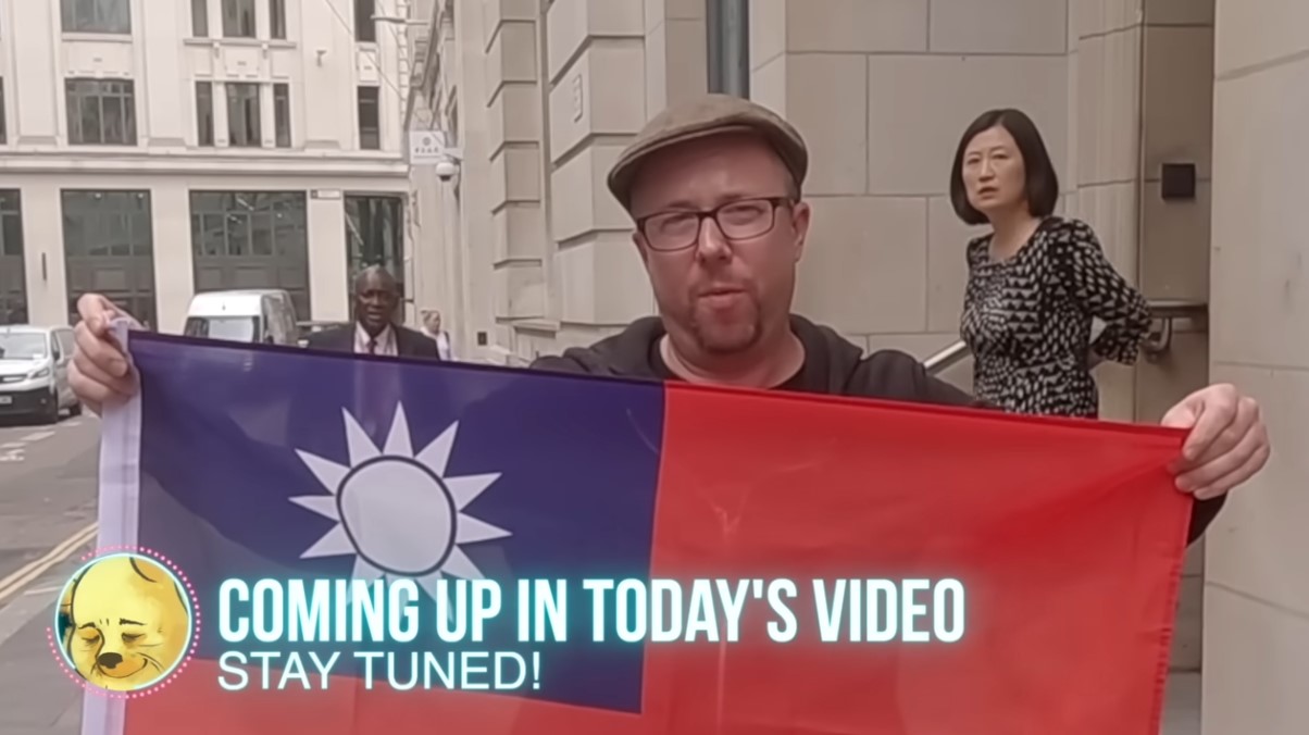 英國YouTuber路易斯為反制中國「台灣是中國一部分」的大外宣，刻意跑到倫敦簽證服務中心拍攝辦理台灣簽證卻遭到拒絕過程，證明台灣非中國一部分。(翻攝YT/@FREE_CHINA)