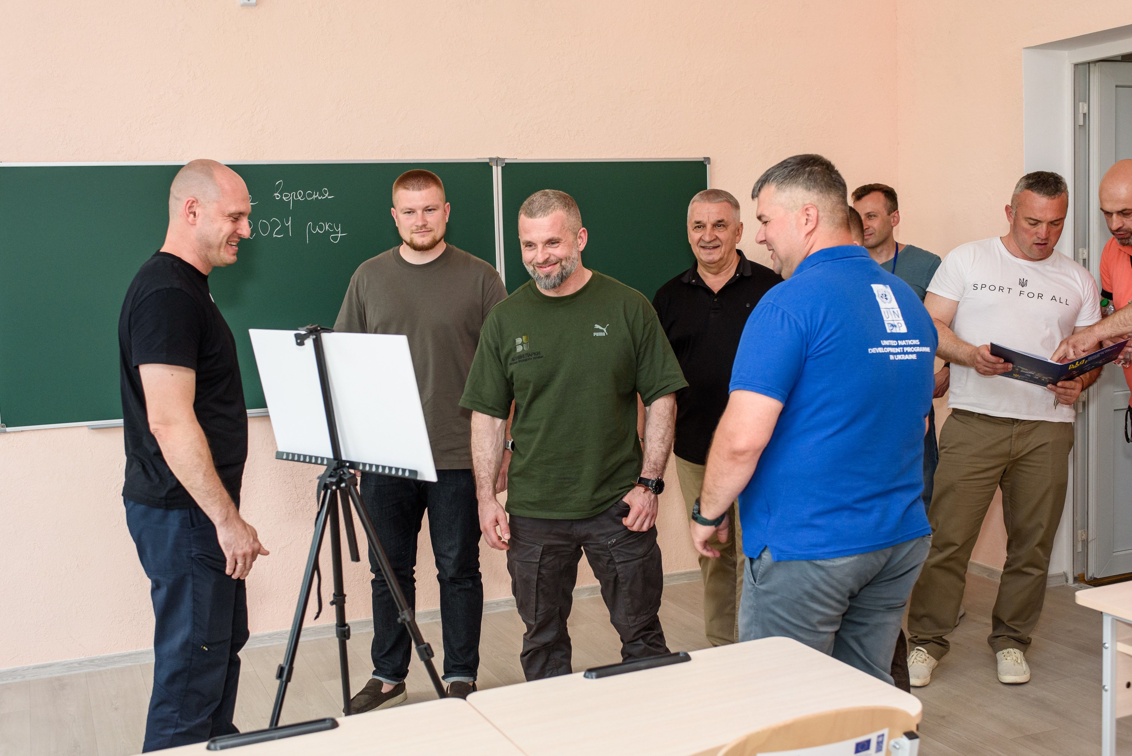 烏克蘭體育部長畢德尼(Matviy Bidnyi)(中綠衣者)。(X平台/@UNDPUkraine)
