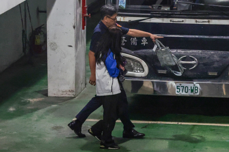 檢廉偵辦京華城案查出過程涉賄，台北地院29日晚間召開羈押庭，深夜11時許裁定國民黨台北市議員應曉薇羈押禁見。圖為應曉薇（前）在法警戒護下移送看守所。 (圖：中央社)