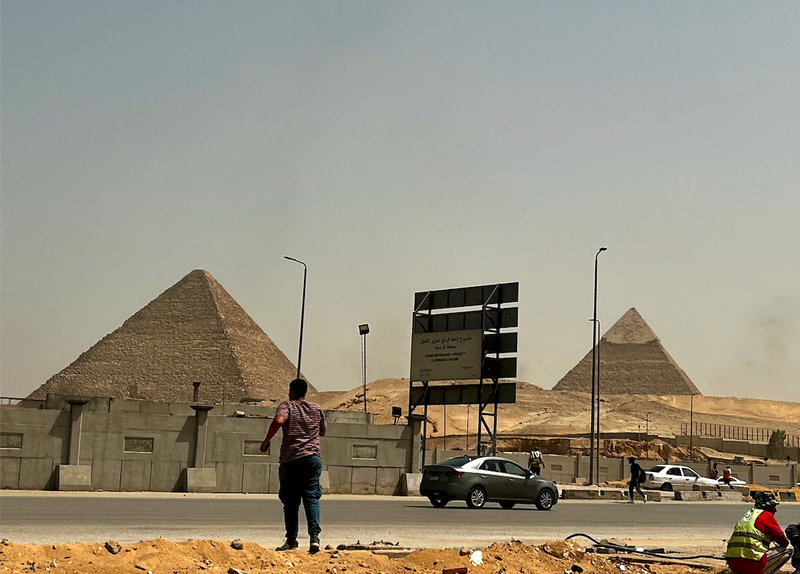 埃及與俄羅斯國營核子企業合作興建的埃及首座核能發電廠將在11月安裝反應爐容器，準備開始運行核設施，竣工後將成為全球最大核電廠。圖為吉薩金字塔區。(圖：中央社)