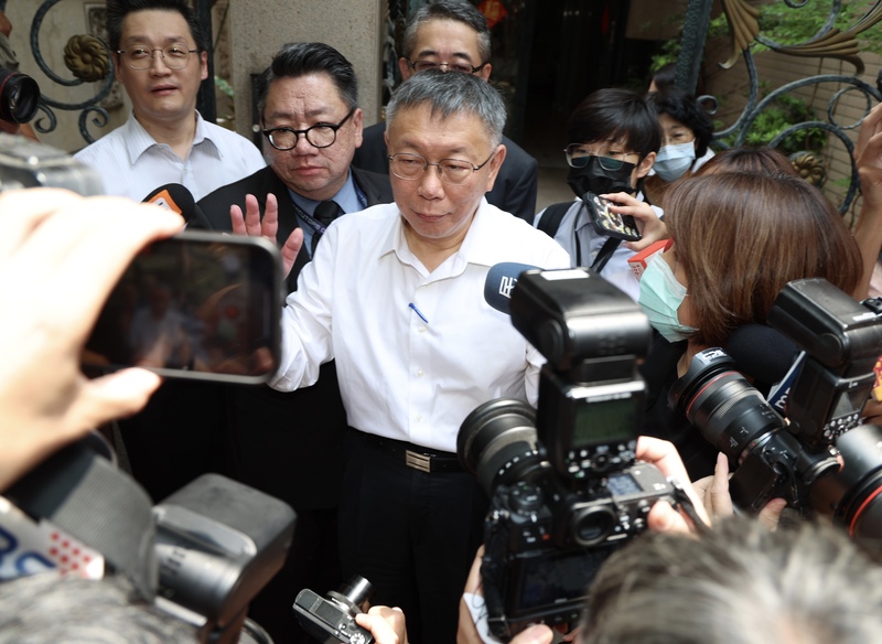 民眾黨主席柯文哲(中)。資料照。(圖：中央社)