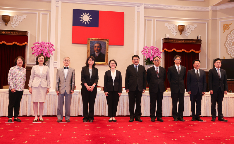 副總統蕭美琴（左5）30日由總統府祕書長潘孟安（右5）、副祕書長張惇涵（右）陪同，在府內出席113年司法院正、副院長及大法官被提名人介紹記者會，與司法院長被提名人張文貞（左4）、副院長被提名人姚立明（右4）、大法官被提名人何賴傑（左3）、王碧芳（左2）、劉靜怡（左）、陳運財（右3）、廖福特（右2）合影。 (圖：中央社)