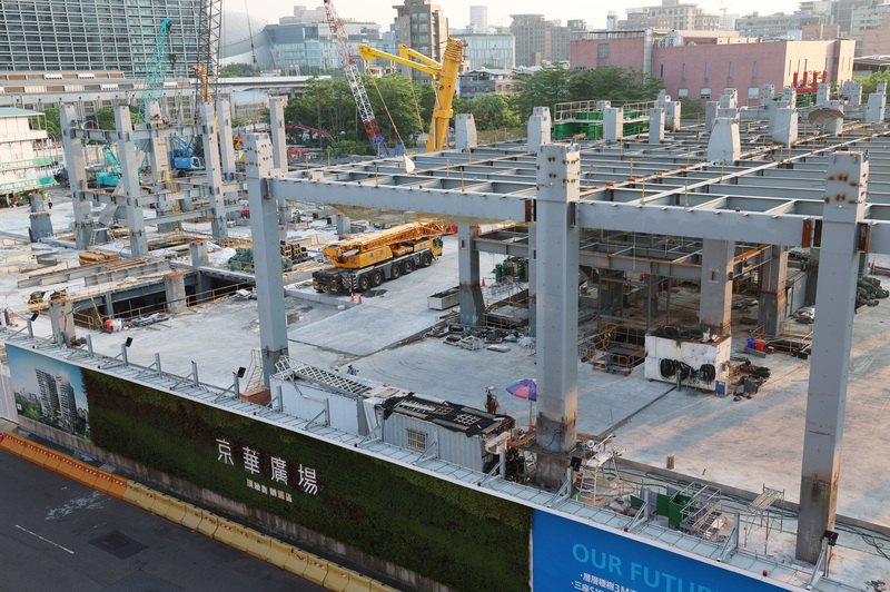 民眾黨主席柯文哲因時任台北市長任內，通過京華城改建容積獎勵達840%引發爭議。京華城原址現為「京華廣場」商辦園區建案工地，目前持續施工中。(圖：中央社)