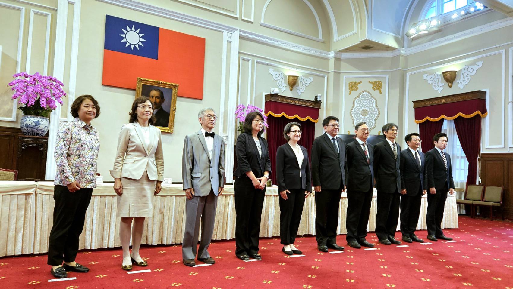 副總統蕭美琴(左5)30日公布司法院正、副院長及大法官提名人選。(歐陽夢萍 攝)