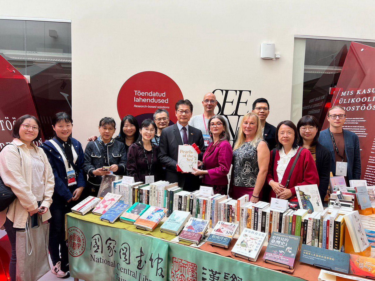 為推廣台灣研究及漢學研究成果，行銷台灣學術品牌，駐拉脫維亞代表李憲章贈書給愛沙尼亞塔林大學 (駐拉脫維亞代表處提供)