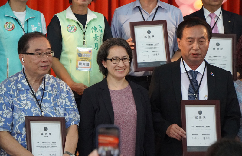 黑熊學院彰化基地31日在彰化縣二林鎮二林國民小學舉辦開訓典禮，副總統蕭美琴（前中）表示，黑熊學院課程內容包含認知戰、自我保護及緊急醫療處置，當社會具備這些常識後，才能更有自信面對各式各樣的威脅及挑戰，讓社會更強韌。 (圖：中央社)