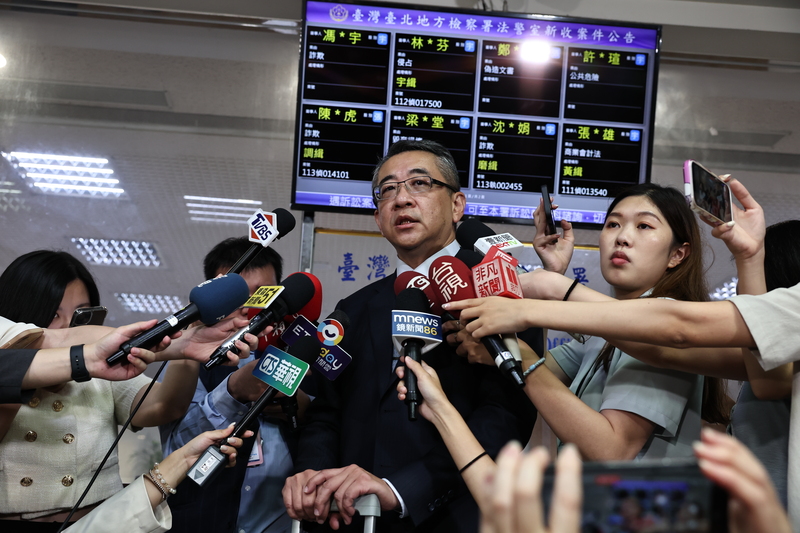 檢廉偵辦京華城案，前台北市長柯文哲拒絕夜間偵訊欲離開，被檢察官當庭逮捕。柯文哲認逮捕程序有誤，聲請提審。台北地院31日裁定駁回，柯文哲委任律師鄭深元（中）隨後現身北檢進行說明，並回應媒體提問。中央社記者翁睿坤攝  113年8月31日 (圖：中央社)