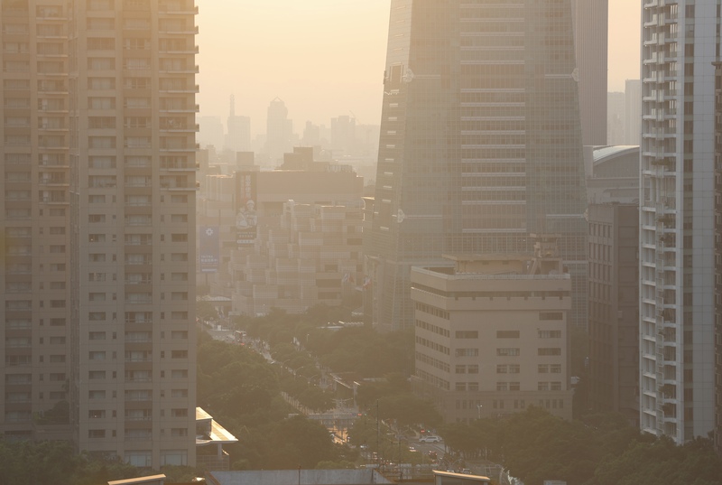 央行日前呼籲34家國銀自主管理不動產貸款總量，賴總統在接受專訪時澄清並無「限貸令」，並說他認為金融行庫因應此事時「過當了」。圖為台北市信義區建築大樓。 (圖：中央社)