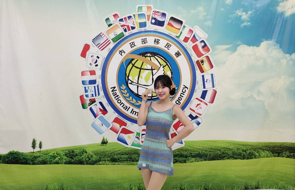 李多慧申獲就業金卡。(圖：移民署北區事務大隊台北市服務站提供)