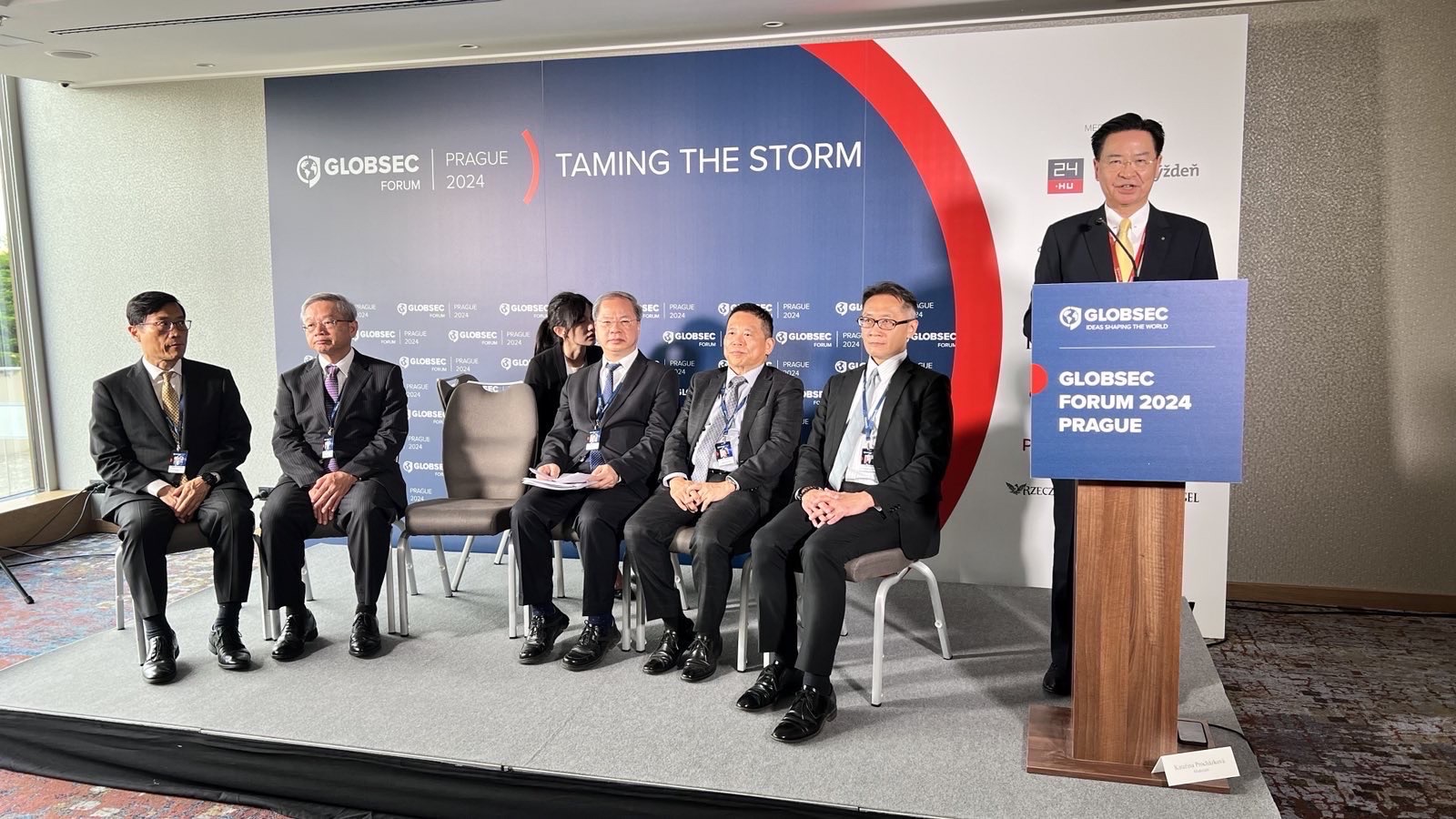 國安會祕書長吳釗燮參加2024全球安全論壇，會後舉行記者會說明。(國安會提供)