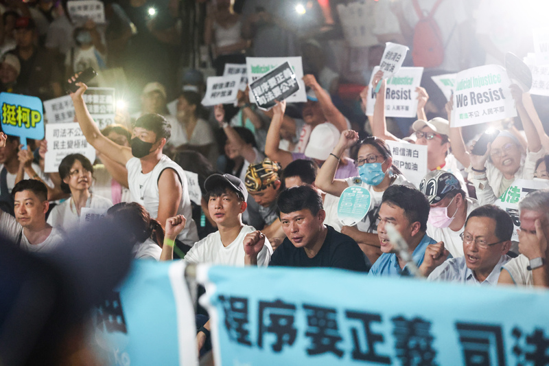 檢廉偵辦京華城案，聲押禁見前台北市長柯文哲、前台北市副市長彭振聲。北院1日指出，檢辯已跟法院回覆，晚間8時羈押庭順序，柯文哲先、彭振聲後，原則訊問完一併宣告結果。圖為民眾黨立法院黨團總召黃國昌(前右4黑衣者)在北檢外靜坐。(圖:中央社)