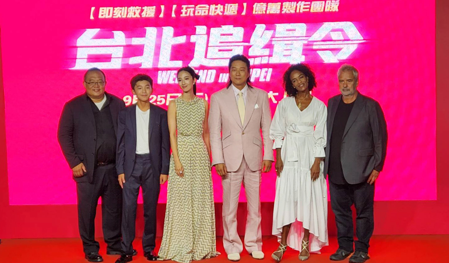 好萊塢動作片《台北追緝令》今晚(1日)傍晚在台北信義威秀舉辦世界首映紅毯見面會，盧貝松與老婆維吉妮貝松席拉、導演黃嘉智與主要演員姜成鎬、桂綸鎂、楊明偉都盛裝出席。(江昭倫 攝)