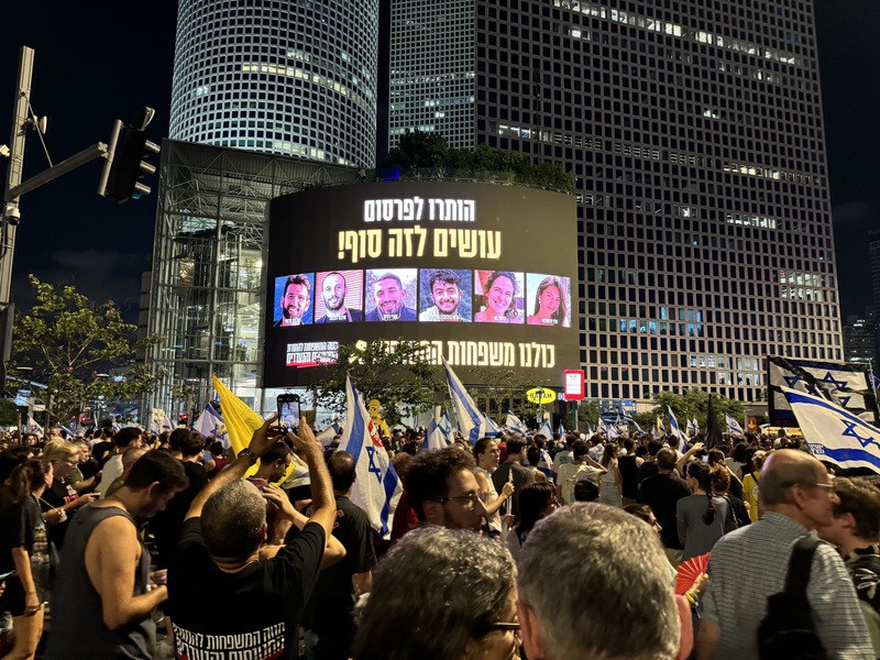 據「人質及失蹤家庭論壇」（Hostages and MissingFamilies Forum）稱，1日約有30萬人在特拉維夫進行大規模抗議，要求以國政府在更多人質被哈瑪斯殺害之前立即達成人質協議。 (圖：中央社)